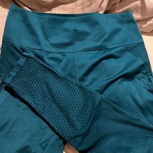 Fabletics Peacock Blue Perforated 7/8 Legging
